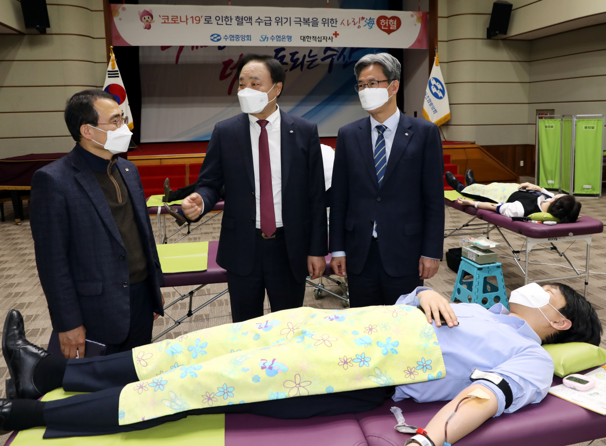 ▲임준택 수협중앙회장(왼쪽에서 두 번째)이 5일 임직원이 단체헌혈을 하고 있는 수협 2층 강당을 찾아 격려하고 있다. (사진제공=수협중앙회)