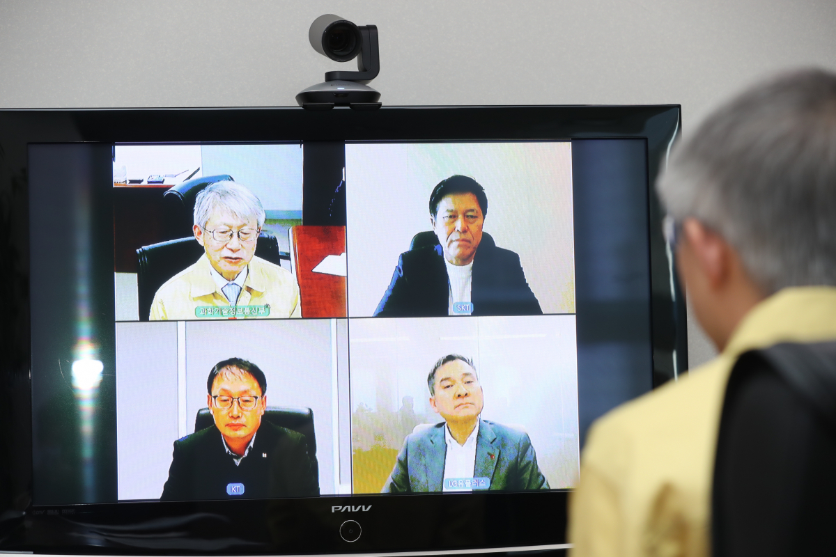 ▲최기영 과학기술정보통신부 장관이 서울 중구 서울중앙우체국에서 박정호 SK텔레콤 사장, 구현모 KT 대표이사, 하현회 LG유플러스 대표이사 부회장과 영상회의 시스템을 활용하여 긴급 간담회를 하고 있다. (과기정통부 제공)