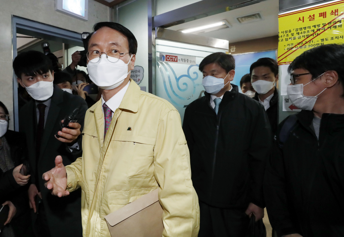 ▲중앙사고수습본부 특별관리전담반이 5일 경기 과천시 신천지 교회 본부에서 신도, 교육생 인적사항 등 행정 조사를 실시한 뒤 교회를 나오고 있다.  (뉴시스)