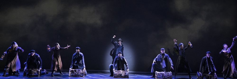 ▲넘버 '건지는 놈이 임자'를 부르고 있는 이창민과 앙상블의 모습. (사진제공=EMK뮤지컬컴퍼니)