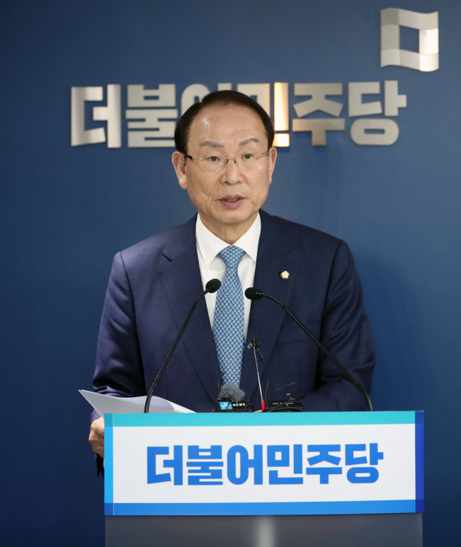 ▲더불어민주당 최운열 중앙당선거관리위원장이 3일 오후 서울 영등포구 여의도 민주당 중앙당사에서 4·15 총선 국회의원 후보 4차 경선 결과를 발표하고 있다. (연합뉴스)