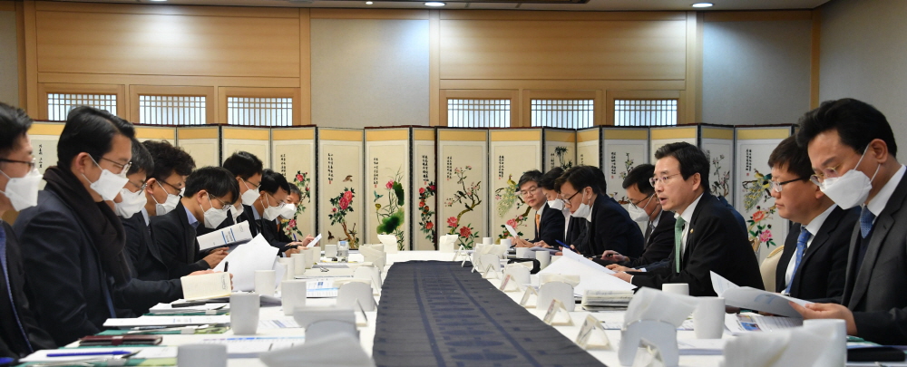 ▲6일 정부서울청사에서 열린 ‘제3차 혁신성장 전략점검회의 및 정책점검회의’ 참석자들이 마스크를 쓰고 김용범 기획재정부 1차관의 모두발언을 듣고 있다. (사진제공=기획재정부)