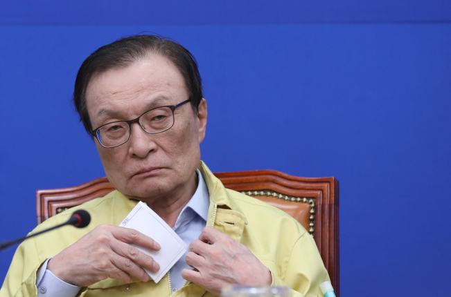 ▲6일 오전 서울 여의도 국회에서 열린 더불어민주당 선거대책위원회 회의에서 이해찬 상임선대위원장이 메모를 확인한 뒤 상의에 넣고 있다. (연합뉴스)