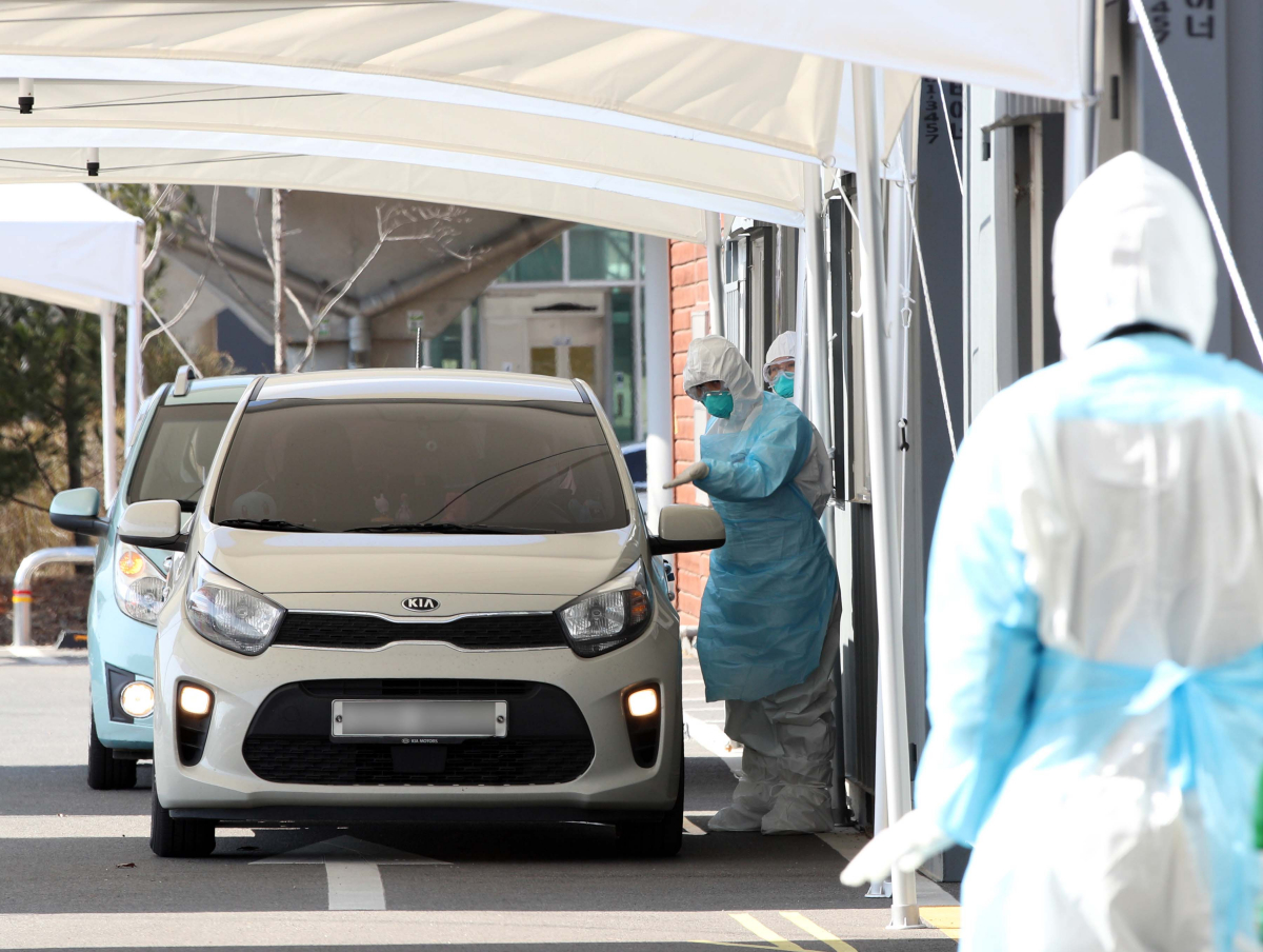▲지난 5일 경기 김포시 뉴고려병원에 마련된 드라이브 스루 신종 코로나바이러스 감염증(코로나19) 선별진료소에서 한 시민이 검사를 받고 있다. (뉴시스)