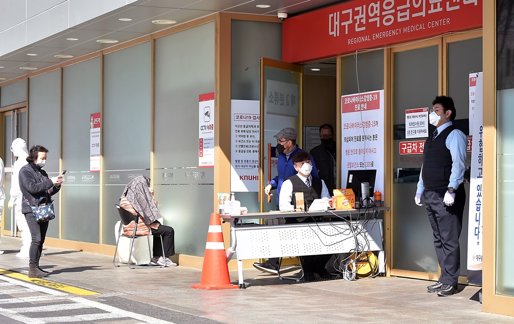 ▲신종 코로나바이러스 감염증(코로나19) 의심환자가 6일 오전 대구 중구 경북대병원 선별진료소에서 진료를 받기 위해 대기하고 있다.  (뉴시스)