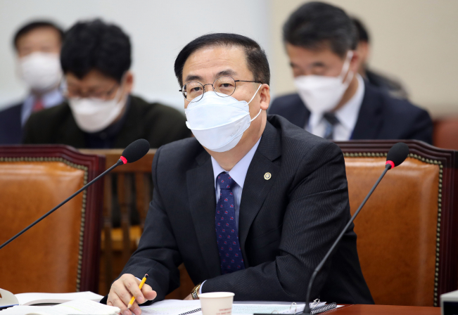 ▲국회의원선거구획정위원회 김세환 위원장이 4일 오후 국회에서 선거구획정안을 논의하기 위해 열린 행정안전위원회 전체회의에서 의원들 질의에 답하고 있다.  (연합뉴스)