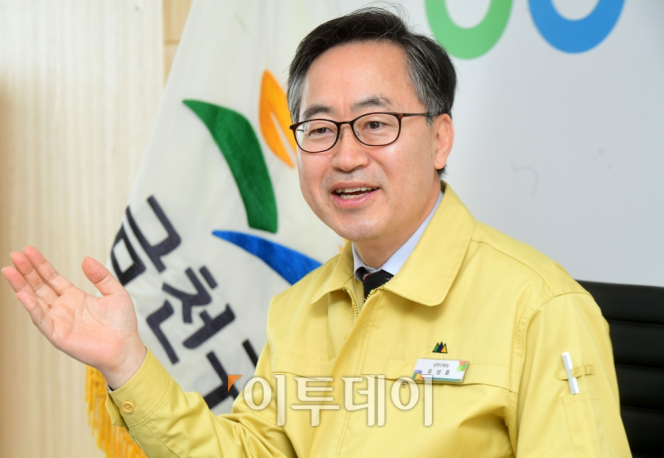 ▲유성훈 금천구청장이 3일 서울 금천구청장실에서 이투데이와 인터뷰를 하고 있다. 유 구청장은 금천구를 서울의 관문도시로 탈바꿈 시켜 나갈 것이라고 밝혔다.  (고이란 기자 photoeran@)