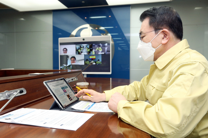 ▲신한금융그룹 조용병 회장이 6일 중구 세종대로에 위치한 신한금융지주 본사 이사회 회의실에서 화상 회의를 하고 있다. (사진제공=신한금융그룹)