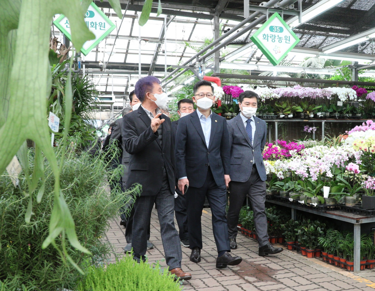 ▲김현수 농림축산식품부 장관이 6일 신종 코로나바이러스 감염증(코로나19)로 어려움을 겪는 화훼업계 종사자들과 간담회를 마친 뒤 양재 화훼공판장을 점검하고 있다. (사진제공=농림축산식품부)