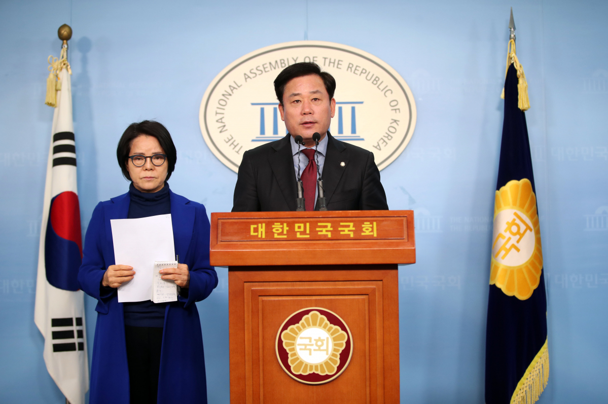 ▲더불어민주당 송갑석 의원과 전순옥 소상공인특별위원장이 2월 27일 국회 정론관에서 코로나19 관련 자영업자 대책 호소 기자회견을 하고 있다. (연합뉴스)