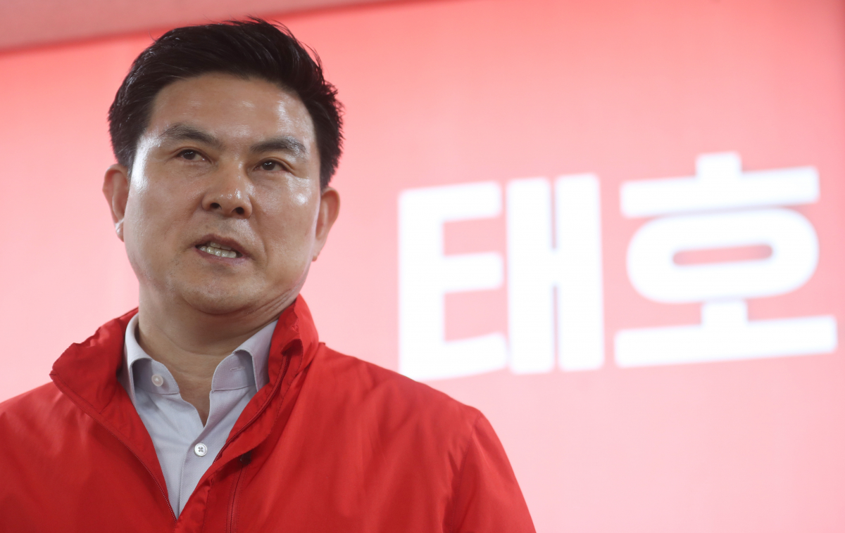 ▲김태호 제21대 국회의원선거 산청·함양·거창·합천선거구 예비후보가 8일 오후 경남 거창군 대동리 자신의 선거사무소에서 무소속 출마를 선언하고 있다.  (연합뉴스)