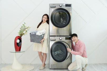 ▲모델들이 'LG 트롬 건조기 스팀 씽큐(상)'와 인공지능 DD세탁기 'LG 트롬 세탁기 씽큐(하)'를 소개하고 있다.  (사진제공=LG전자)