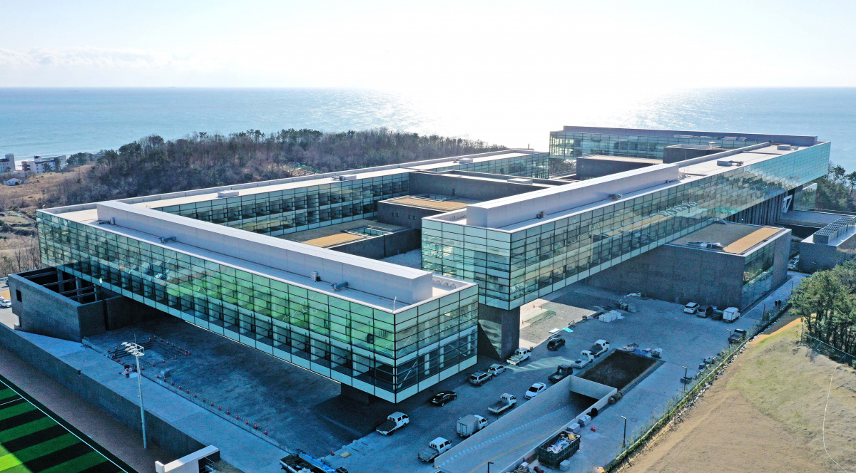 ▲글로벌상생협력센터(왼쪽)와 경주인재개발연수원(오른쪽)  (사진제공=현대차)