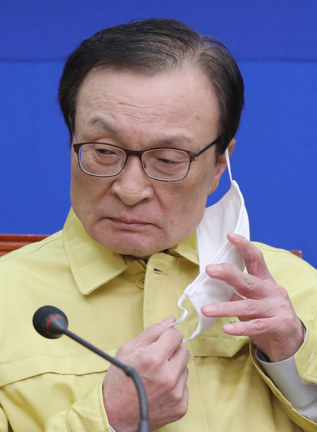 ▲9일 오전 서울 여의도 국회에서 열린 더불어민주당 신종 코로나바이러스 감염증(코로나19) 국난극복위원회 회의에 참석한 이해찬 당 대표가 마스크를 벗고 있다. (연합뉴스)