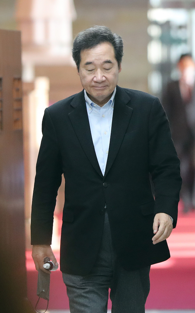 ▲9일 오전 서울 여의도 국회에서 열린 더불어민주당 신종 코로나바이러스 감염증(코로나19) 국난극복위원회 1차 회의 참석을 위해 이낙연 위원장이 회의장으로 향하고 있다.  (연합뉴스)