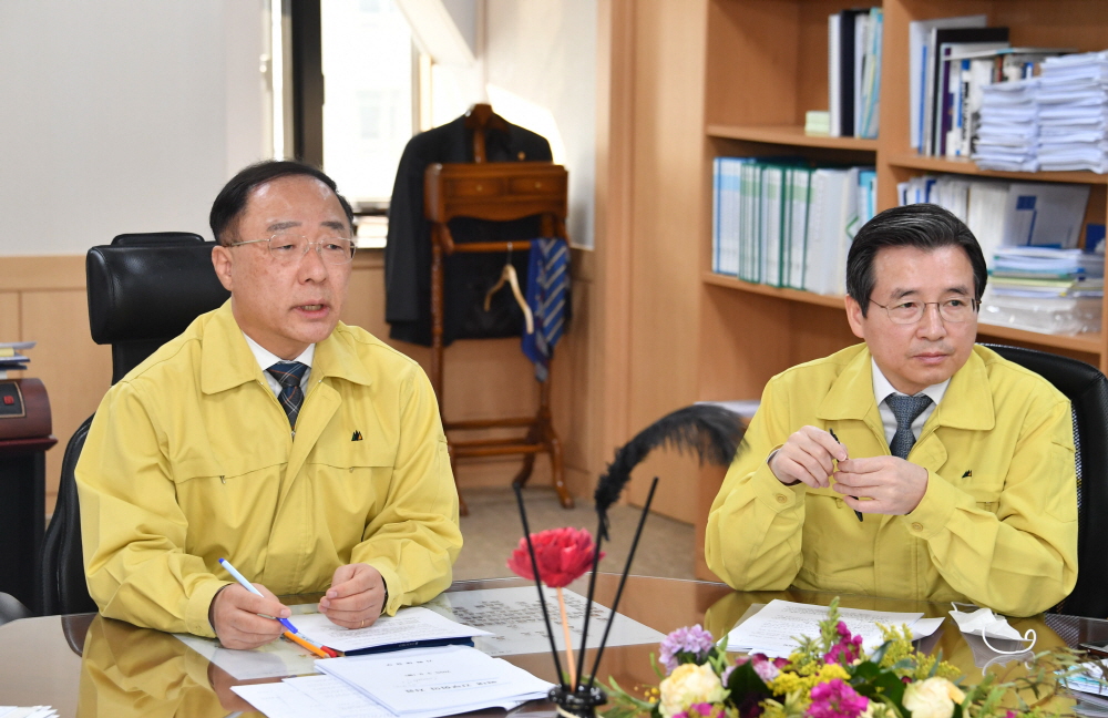 ▲홍남기(왼쪽) 경제부총리 겸 기획재정부이 9일 정부서울청사에서 서울-세종 화상회의로 기재부 확대간부회의를 주재하고 있다. 오른쪽은 김용범 기재부 1차관. (사진제공=기획재정부)