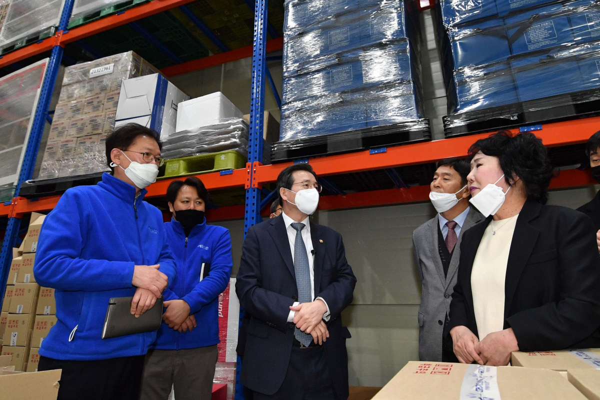 ▲김용범 기획재정부 차관이 마스크 공적판매 관련 인천시 계양구 지오영을 방문해 관계자로부터 물류센터의 설명을 들으며 시찰하고 있다. (뉴시스)
