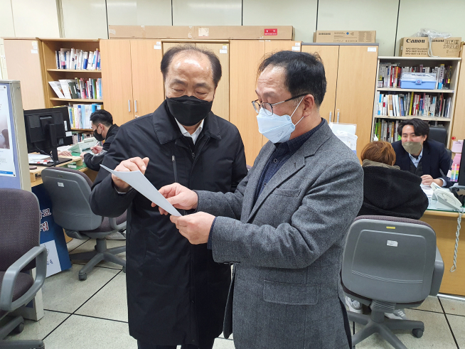 ▲조봉환 소상공인시장진흥공단 이사장이 원주센터를 찾아 현장상황을 살펴보고 있다.