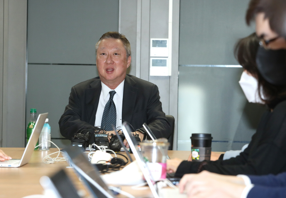 ▲박용만 대한상공회의소 회장이 9일 오후 서울 중구 대한상의 기자실에서 추경예산 확대를 요청하는 기자 간담회를 하고 있다. (연합뉴스)