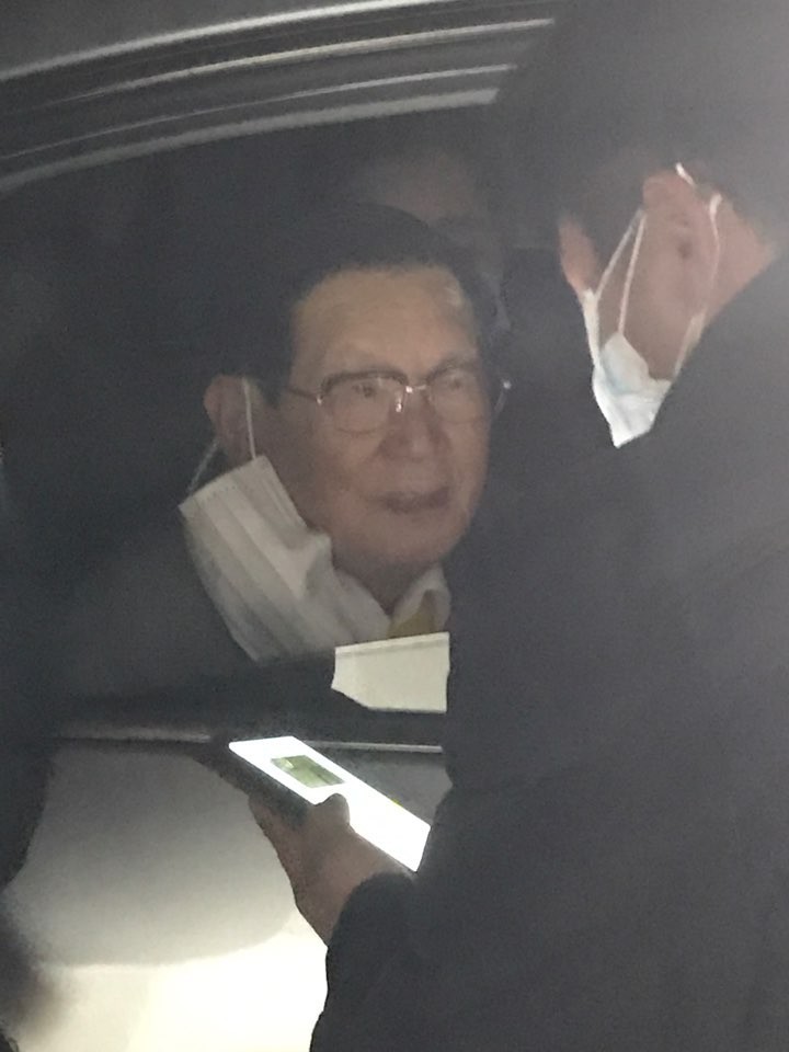 ▲이만희 신천지예수교 증거장막성전(신천지) 총회장이 2일 오후 경기도 과천시보건소 선별진료소에 신종 코로나바이러스 감염증(코로나19) 검사를 받기 위해 도착해 신분 확인을 하고 있다.  (경기도 제공)