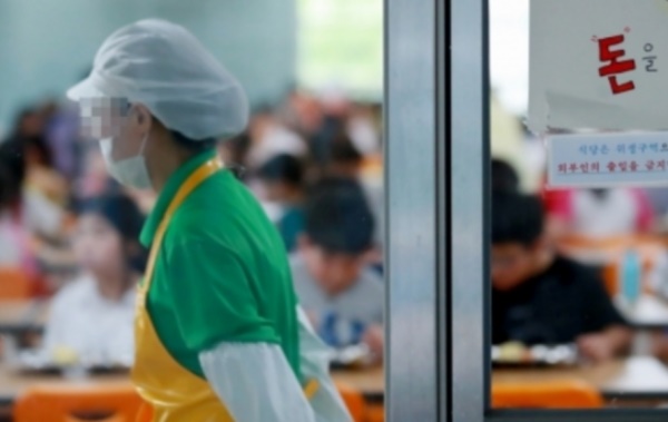 ▲서울의 한 초등학교에서 점심시간 학생들과 학교 조리 노동자의 모습 (연합뉴스)