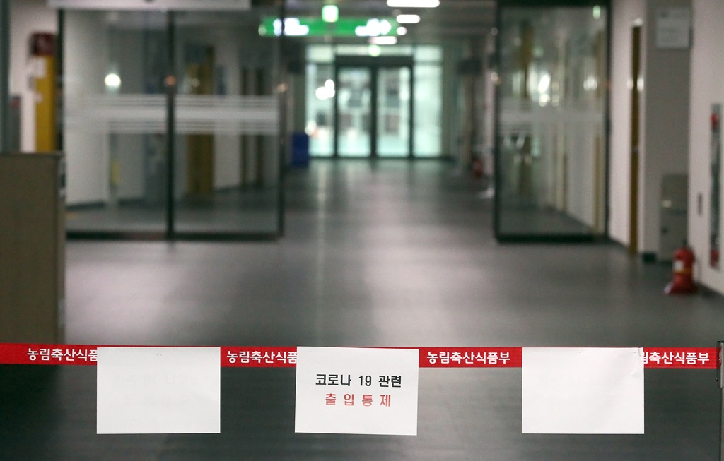 ▲정부세종청사에서 세 번째 신종 코로나바이러스 감염증(코로나19) 확진자가 나온 10일 오전 해양수산부 사무실 복도에 출입 통제선이 설치돼 있다.  (뉴시스)