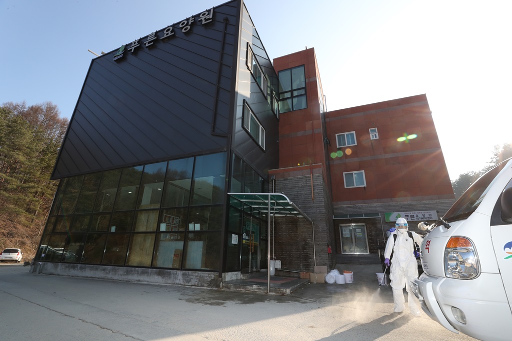 ▲신종 코로나바이러스 감염증(코로나19) 확진자가 무더기로 나온 노인복지시설인 경북 봉화 푸른요양원에서 방역 담당직원이 소독작업에 나서고 있다. (연합뉴스)