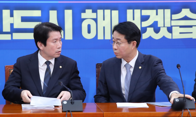 ▲더불어민주당 이인영 원내대표(왼쪽)와 조정식 정책위의장이 10일 오전 서울 여의도 국회에서 열린 원내대책회의-상임간사단 회의에서 대화하고 있다.  (연합뉴스)
