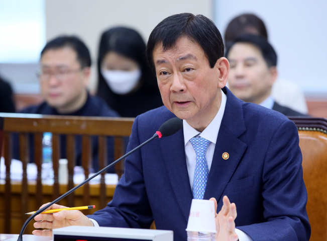 ▲진영 행정안전부 장관이 10일 국회 행정안전위원회 전체회의에서 추경안 질의에 답변하고 있다. (연합뉴스)