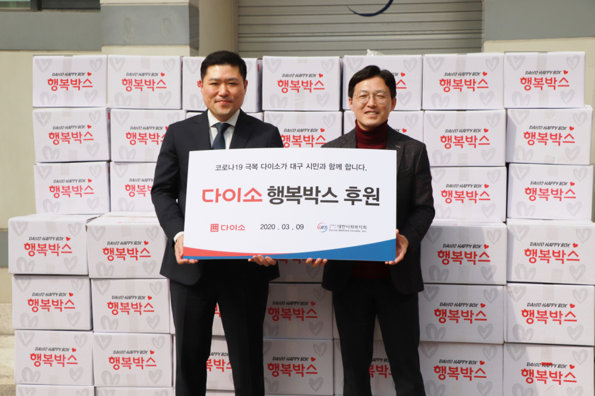▲왼쪽부터 다이소 사회공헌 담당, 대한사회복지회 홍원표부장 (사진제공=아성다이소)