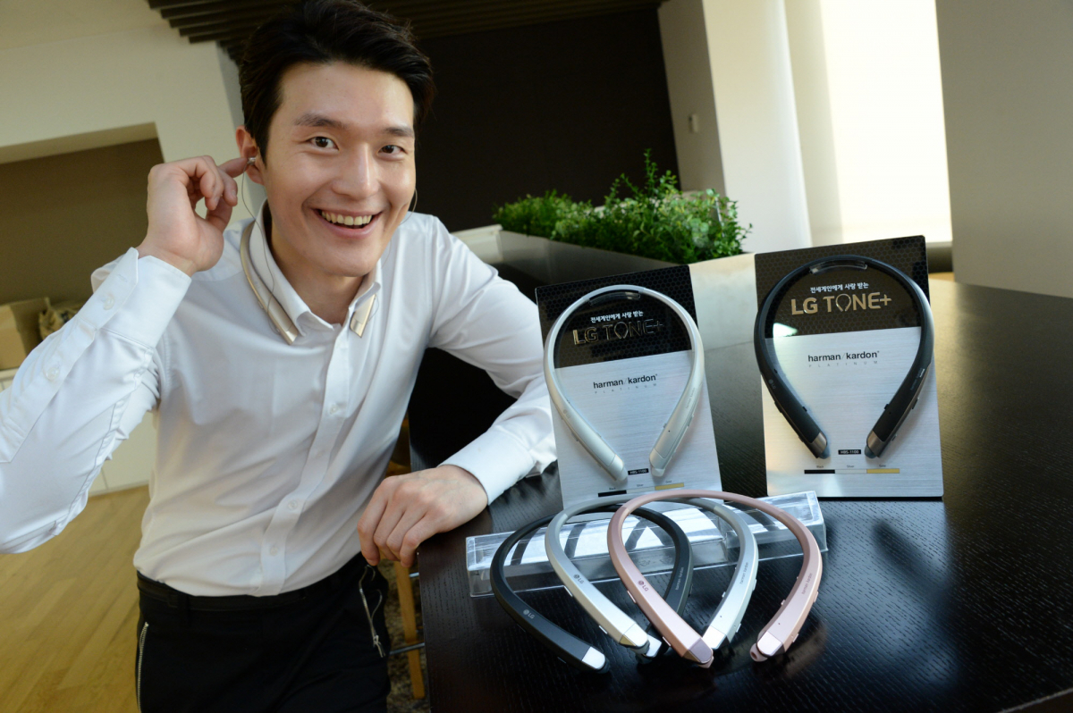 ▲LG전자가 만든 톤플러스는 목에 건 뒤 이어폰을 꺼내 귀에 꽂는다. 스마트폰과 직접 연결하는 방식이 아니라서 당시에는 혁식적인 제품이었다. (뉴시스)
