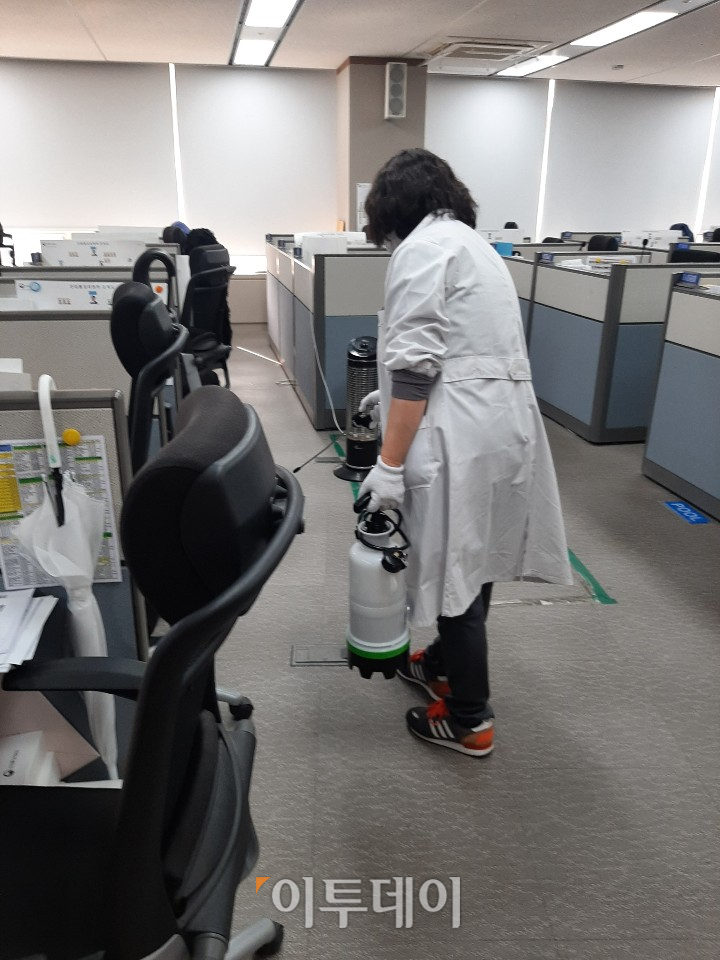 ▲9일 정부세종청사 브리핑룸에서 방역소독이 실시되고 있다. (이투데이)