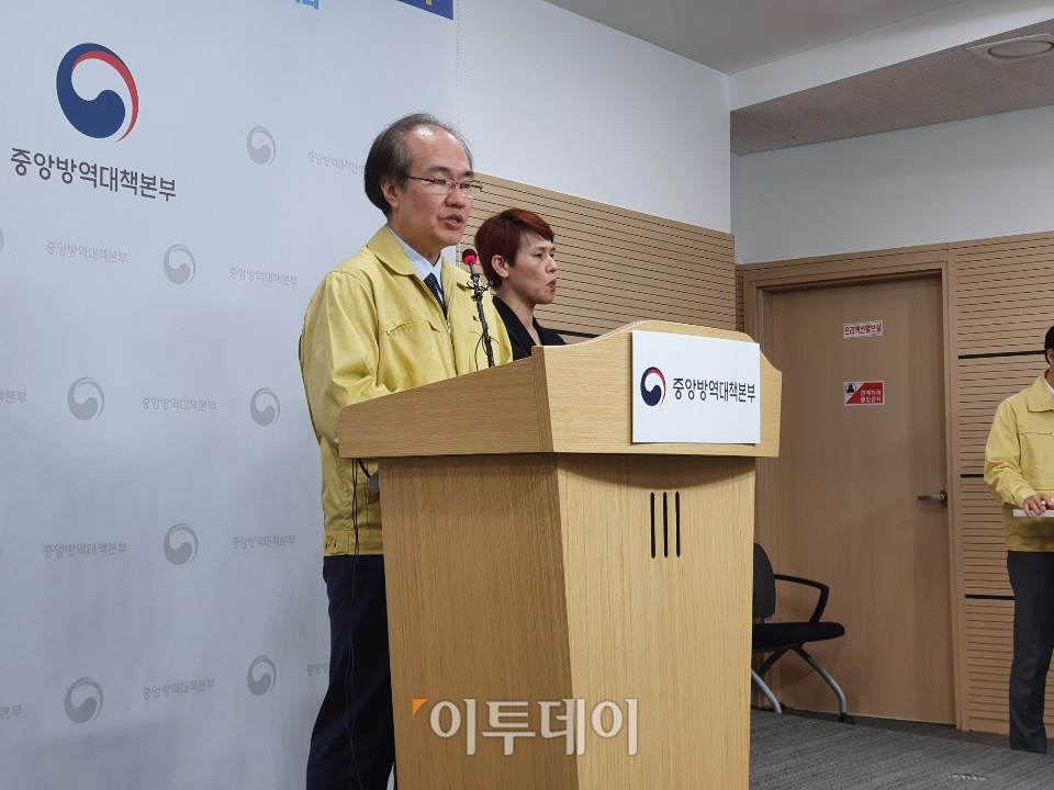 ▲권준욱 질병관리본부 중앙방역대책본부 부본부장(국립보건연구원장)이 10일 충북 청주시 오송읍 질병관리본부에서 신종 코로나바이러스 감염증(코로나19) 발생 현황을 브리핑하고 있다. (세종=김지영 기자)