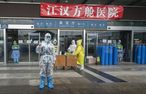 ▲중국 우한에 있는 한 병원 앞에 방호복을 입은 사람들이 있다.
 (신화/연합뉴스)