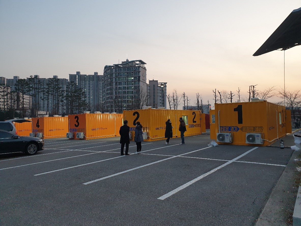 ▲경기도청 수원월드컵경기장 주차장에 설치된 선별검사센터 모습 (우정바이오)