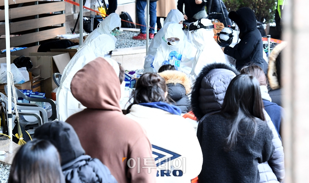 ▲서울 구로구 신도림동 코리아빌딩 11층 콜센터에서 신종 코로나바이러스 감염증(코로나19) 집단 감염으로 최소 30명 이상의 확진자가 발생했다. 이는 서울에서 발생한 최대규모 집단 감염이다. 10일 이 건물 앞에 설치된 선별진료소에서 시민들이 검체 검사를 받고 있다. (신태현 기자 holjjak@)