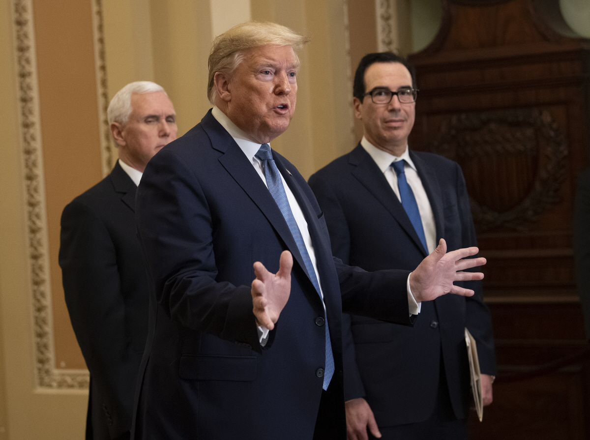 ▲도널드 트럼프(가운데) 미국 대통령이 10일(현지시간) 의회의사당에서 공화당 의원들과 오찬 회동을 하고 나서 기자회견을 하고 있다. 워싱턴D.C./UPI연합뉴스
