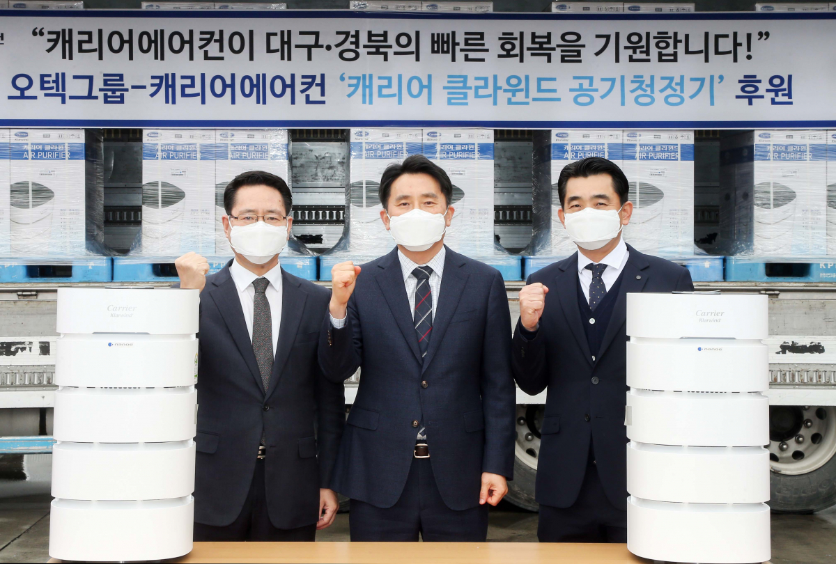 ▲캐리어에어컨은 대구∙경북 308개 음압병실(88개), 응급실(220개)에 1억5000만 원 상당의 캐리어 공기청정기를 후원한다. (왼쪽부터) 오텍캐리어(주) 이대근이사, (주)오텍 송일영상무, 오텍캐리어(주) 이석헌이사 (사진제공=캐리어에어컨)