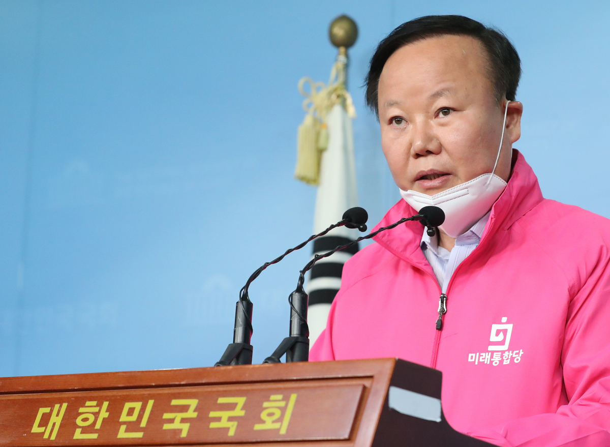 ▲미래통합당 김재원 정책위의장이 10일 오전 서울 여의도 국회 정론관에서 서울 중랑을 출마 선언을 하고 있다 .  (연합뉴스)