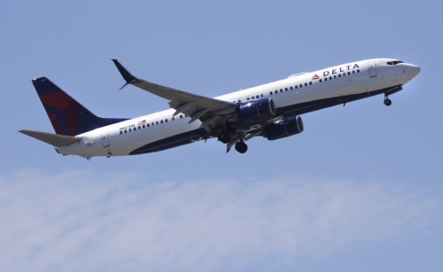 ▲미국 델타항공의 비행기가 하늘을 날고 있다. AP연합뉴스 

