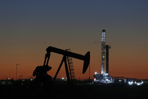 ▲미국 텍사스주 미들랜드의 석유 굴착기와 펌프 잭(pump jack) 모습. 미들랜드/AP뉴시스
