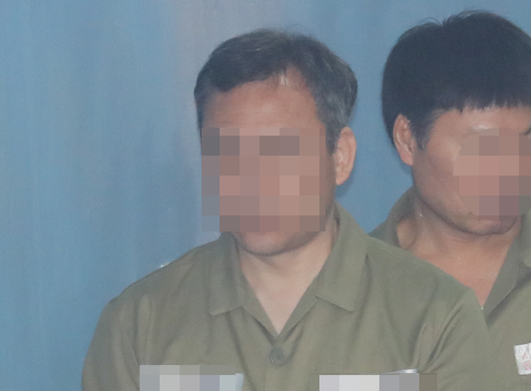 ▲숙명여고 재직 중 쌍둥이 딸들에게 시험문제를 유출한 혐의로 재판에 넘겨진 전 교무부장이 23일 오전 서울 서초구 서울중앙지방법원에서 열리는 공판에 출석하고 있다.  (뉴시스)