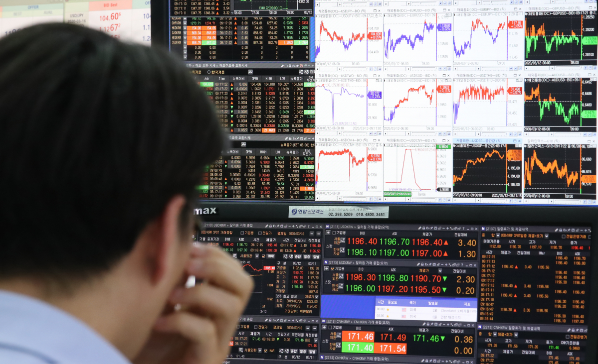 ▲서울 을지로 하나은행 본점 딜링룸에서 한 외환딜러가 모니터를 바라보고 있다. 주요 국가의 코로나19 대책이 나오기 전인 13일 코스피는 종가 기준으로 2012년 7월 25일(1769.31) 이후 7년 7개월여 만에 가장 낮은 수치로 장을 마감했다.  (연합뉴스)
