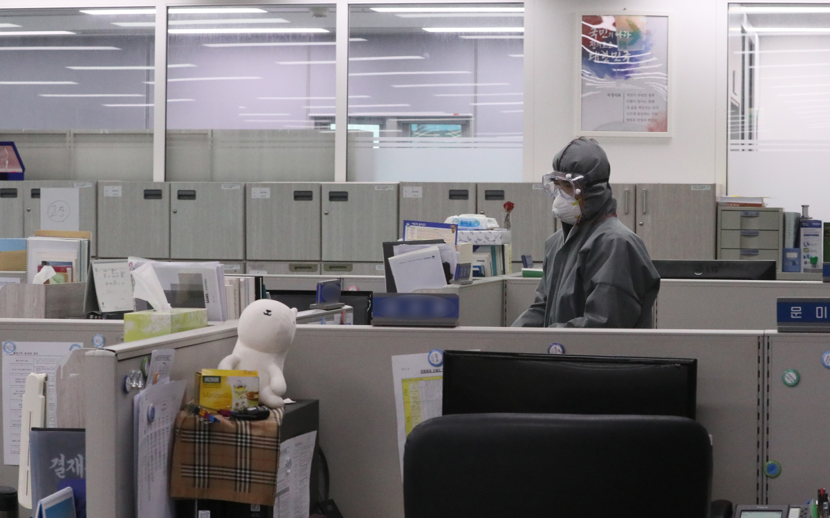 ▲세종정부청사 모 사무실에서 방역 소독이 이뤄지고 있는 모습. (사진제공=뉴시스)