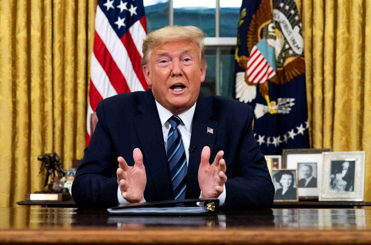 ▲도널드 트럼프 미국 대통령이 11일(현지시간) 미국 워싱턴 백악관 집무실에서 대국민 TV 연설을 하고 있다. 워싱턴/로이터연합뉴스