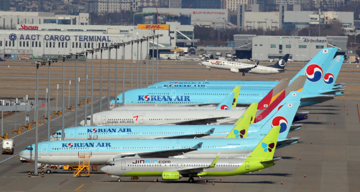▲코로나19 여파로 전 세계 하늘길이 막힌 가운데, 2일 영종도 인천국제공항 주기장에 항공기들이 멈춰 서 있다. (연합뉴스)