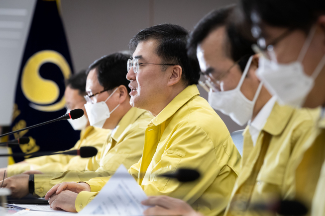 ▲손병두 금융위 부위원장이 12일 정부서울청사에서 코로나19 관련 금융부문 대응 이행현황 점검회의를 열고 모두발언을 하고 있다.  (사진 제공=금융위원회)