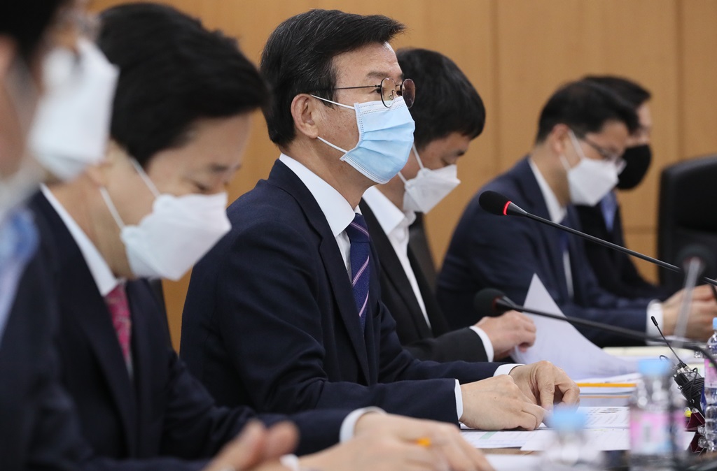 ▲문성혁 해양수산부 장관이 9일 오후 정부세종청사에서 열린 코로나19 대응 수산분야 지원관련 업계 간담회에서 모두발언을 하고 있다.  (뉴시스)