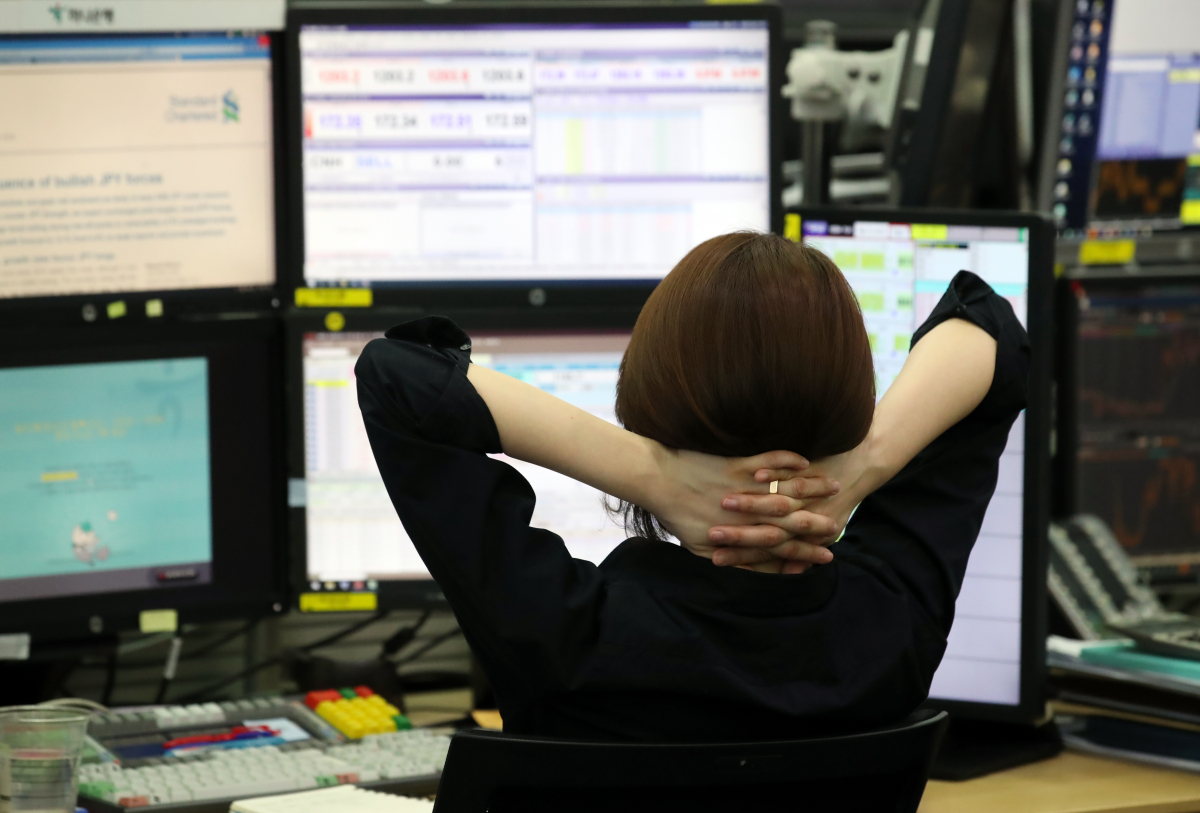 ▲12일 서울 을지로 하나은행 본점 딜링룸에서 한 외환딜러가 모니터를 바라보고 있다. 한국거래소는 이날 오후 1시 4분 37초에 선물가격 하락으로 인해 5분간 유가증권시장에서 프로그램 매도 호가 효력이 일시 정지(사이드카 발동)된다고 공시했다. (출처=연합뉴스)
