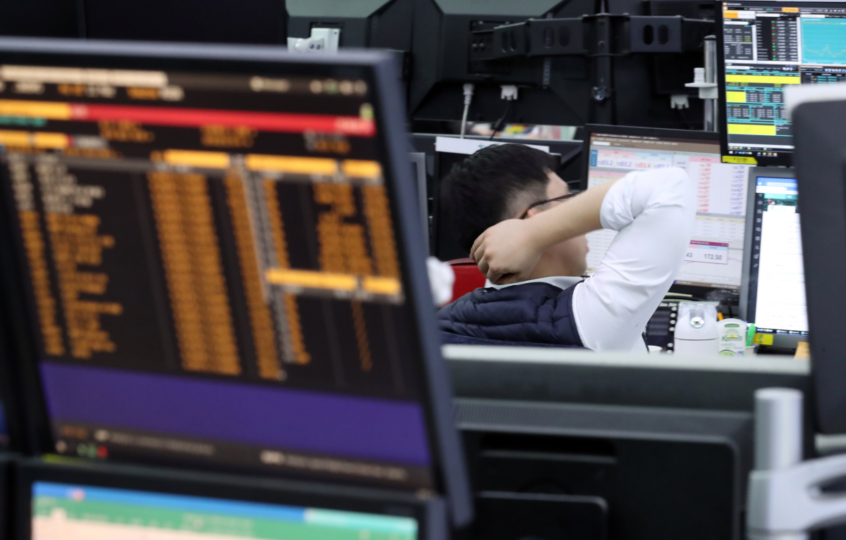 ▲12일 서울 을지로 하나은행 본점 딜링룸에서 한 외환딜러가 모니터를 바라보고 있다. (연합뉴스)